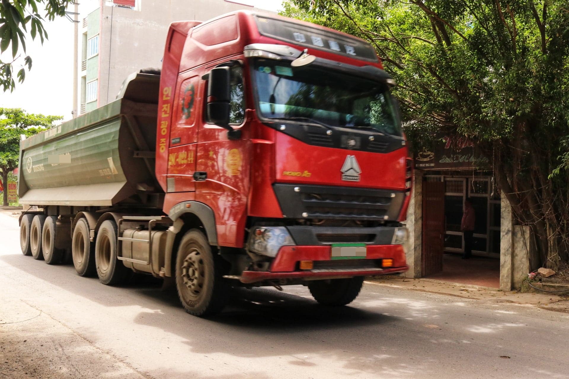 Mỗi ngày có tới hàng trăm lượt xe trọng tải nặng nối đuôi nhau di chuyển trên tuyến đường. Ảnh: Lan Nhi