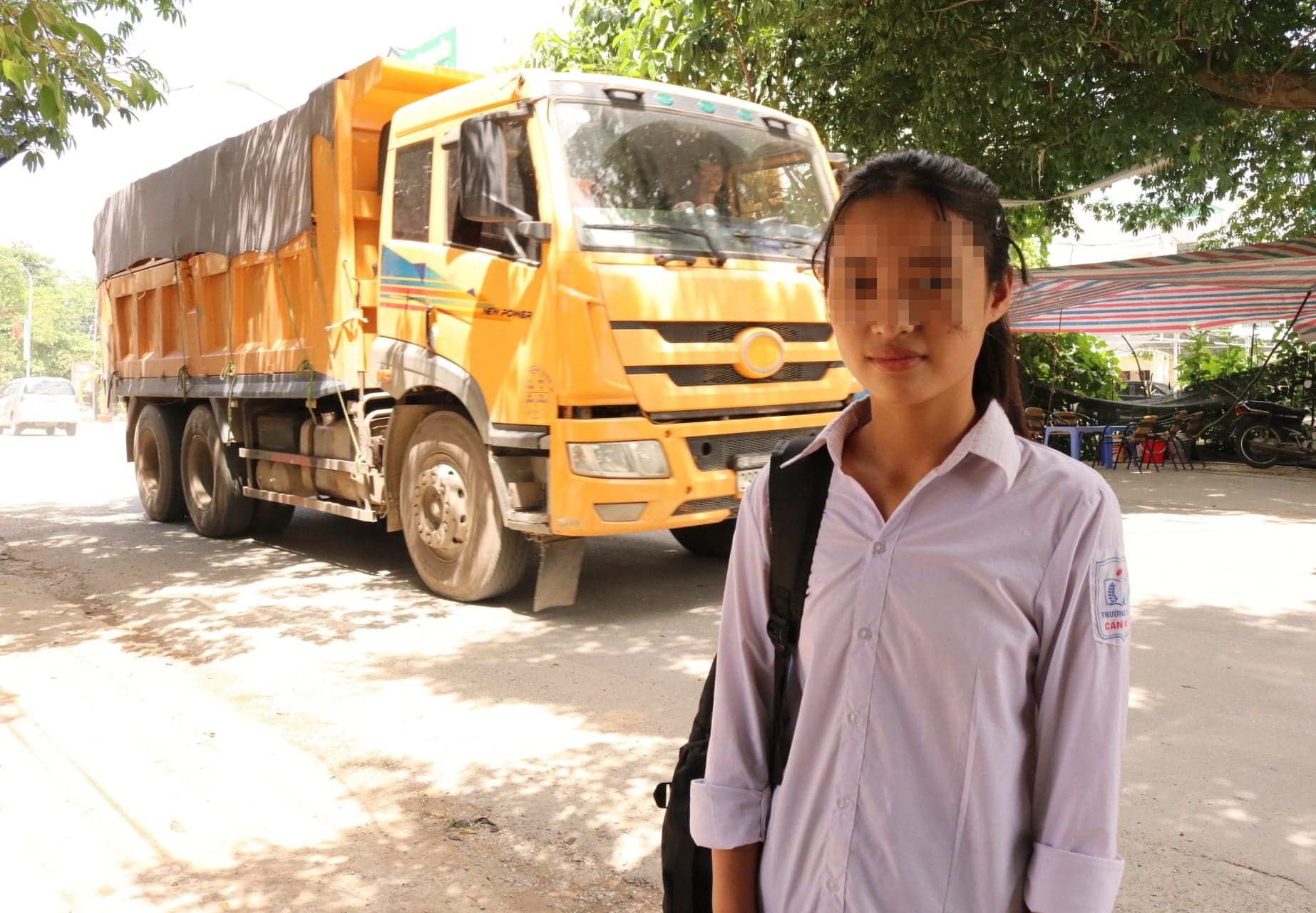 Em Nguyễn Thị Thảo Dược rất lo sợ mỗi khi qua đường vì đoàn xe tải.