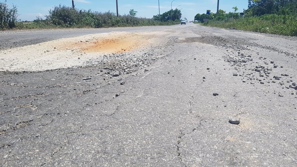 Nhiều đoạn trên đường tỉnh lộ 421B đã có dấu hiệu đứt gãy, xuống cấp.
