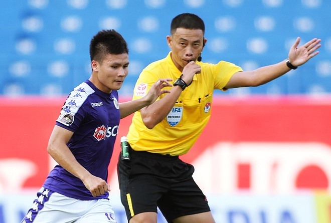 Trọng tài Ngô Duy Lân là 1 trong 2 trọng tài FIFA đang điều hành V.league. Ảnh: TL