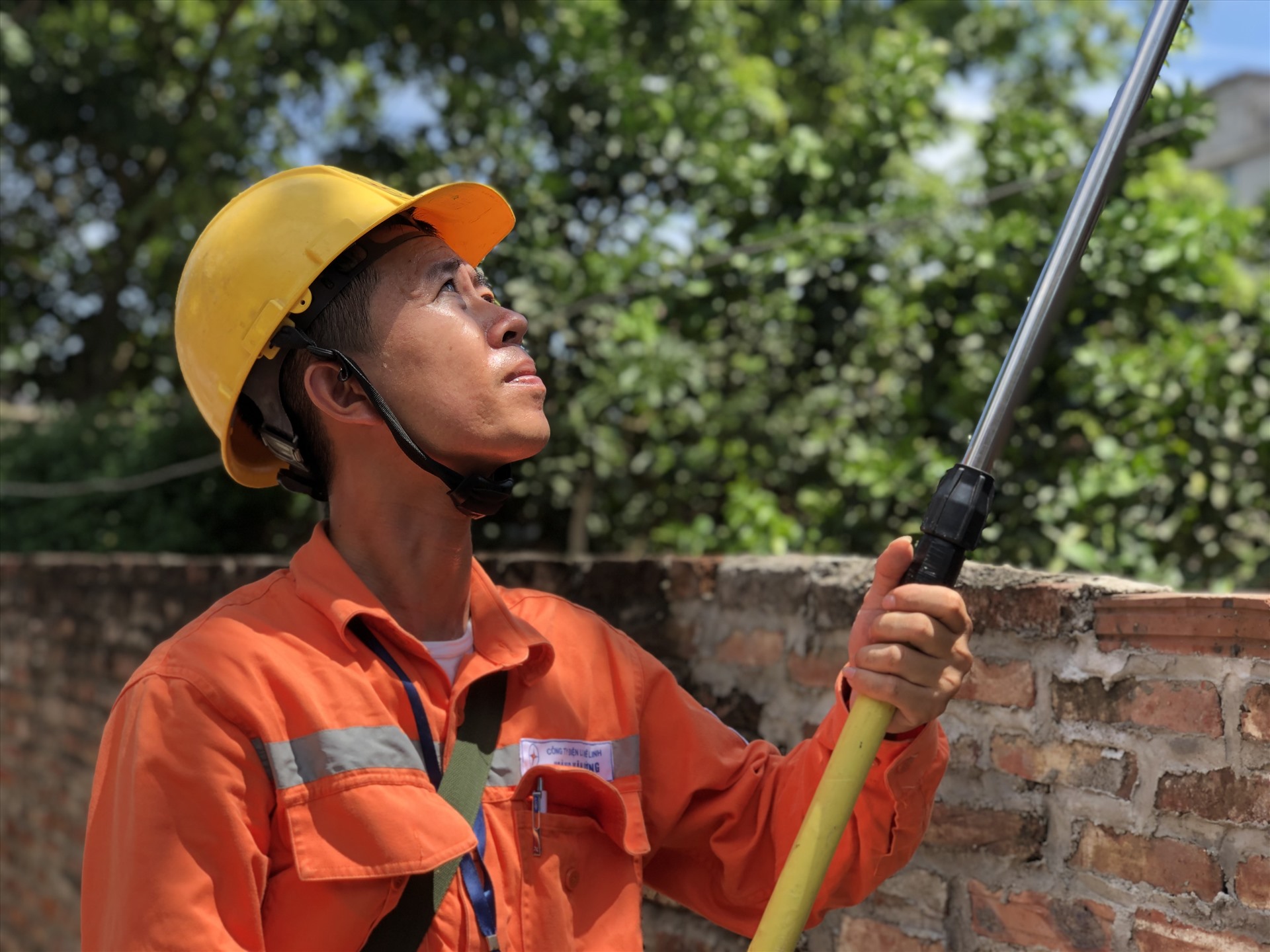 EVN Hà Nội đi kiểm tra chỉ số công tơ điện tại Mê Linh. Ảnh: C.Ngô