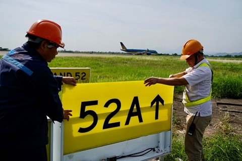 Nắng nóng khiến việc bảo dưỡng biển báo bay rất vất vả. Ảnh NIA