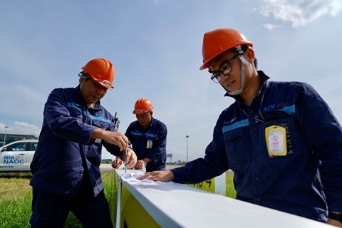 Nắng nóng khiến việc bảo dưỡng biển báo bay rất vất vả. Ảnh NIA
