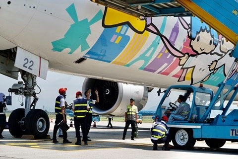 Mọi hoạt động phục vụ chuyến bay vẫn đảm bảo tuyệt đối trong mọi điều kiện thời tiết. Ảnh: NIA