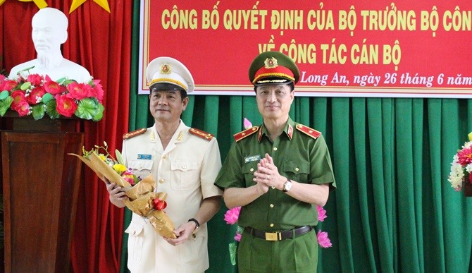 Thiếu tướng Nguyễn Duy Ngọc - Thứ trưởng Bộ Công an tặng hoa chúc mừng Đại tá Lê Hồng Nam. Ảnh: Công an Long An