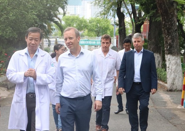 Đại sứ Anh thăm bệnh viện Nhiệt đới Trung ương. Ảnh: BVCC