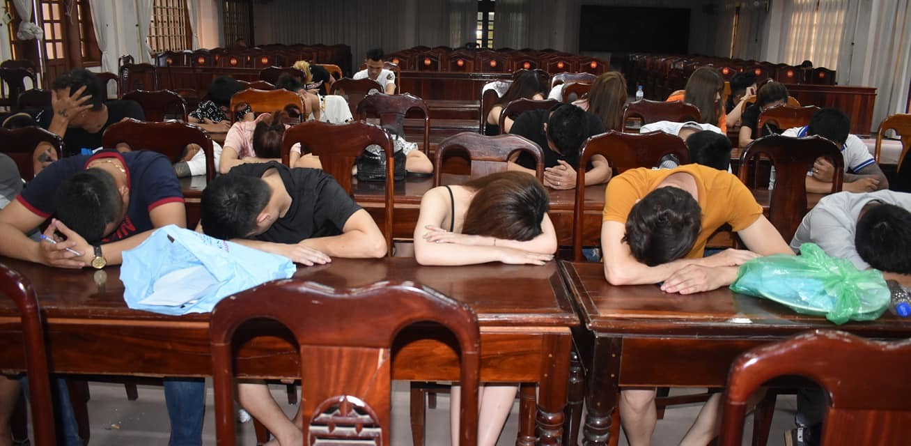 Các đối tượng có mặt ở karaoke Duyên Hải thời điểm Công an TP. Đông Hà ập vào kiểm tra. Ảnh: CA Đông Hà.
