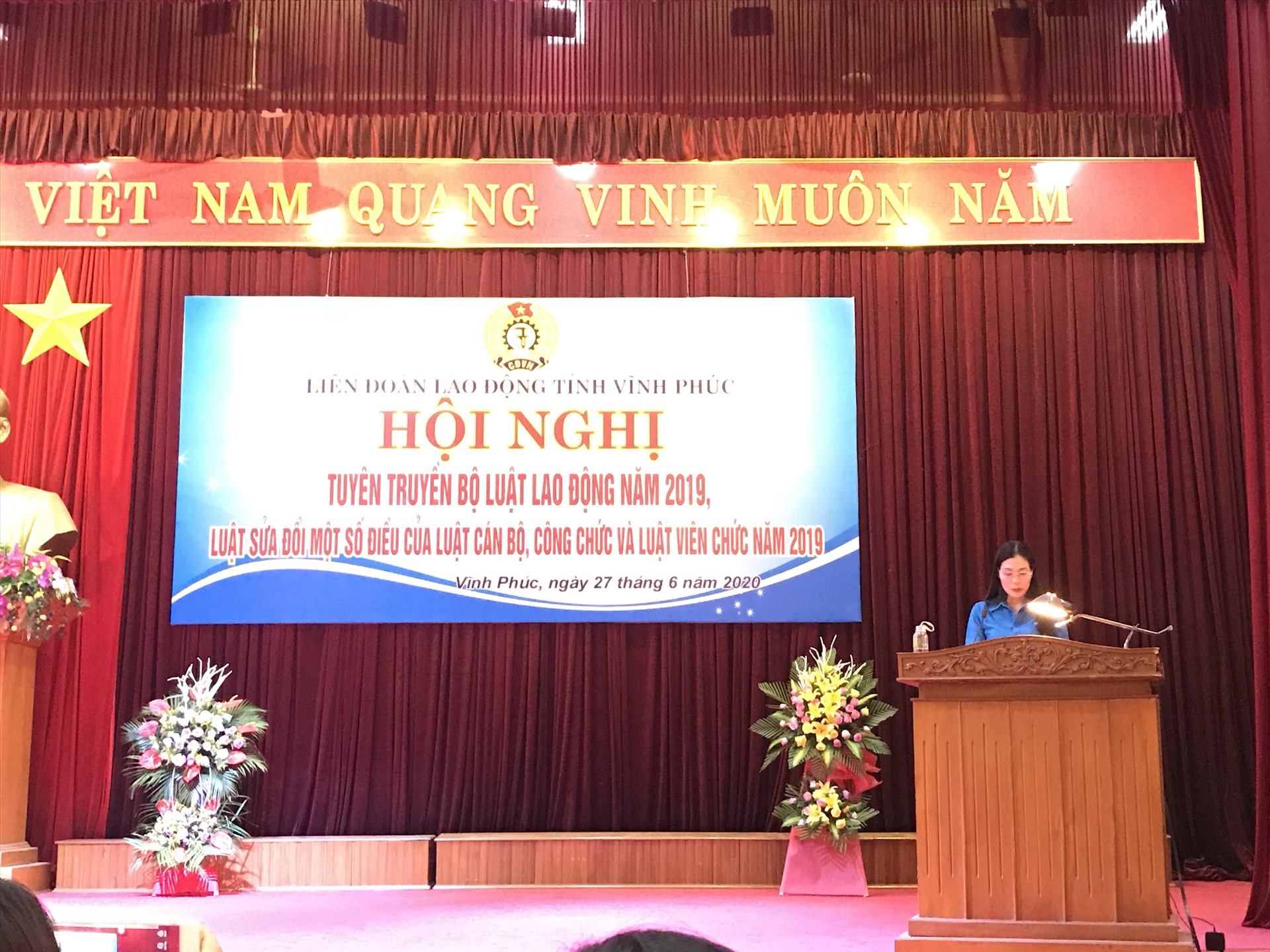 Đồng chí Trịnh Thị Thoa- Uỷ viên Ban Chấp hành Tổng Liên đoàn Lao động Việt Nam, Chủ tịch Liên đoàn Lao động tỉnh Vĩnh Phúc - phát biểu tại hội nghị. Ảnh: Quế Chi