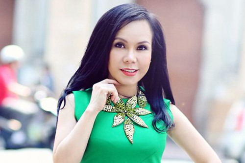 Việt Hương có cuộc sống viên mãn với ông xã và con gái. Ảnh: NSCC