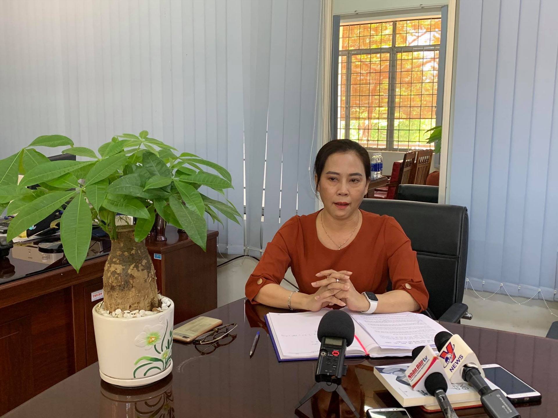 Bà Huỳnh Thị Kim Huệ, Hiệu trưởng trường THPT Chu Văn An. Ảnh: Hương Lý