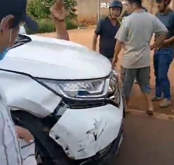 Xe ô tô liên quan đến tai nạn bị người dân chặn đầu giữ lại giao cho công an. Ảnh: Dương Bình