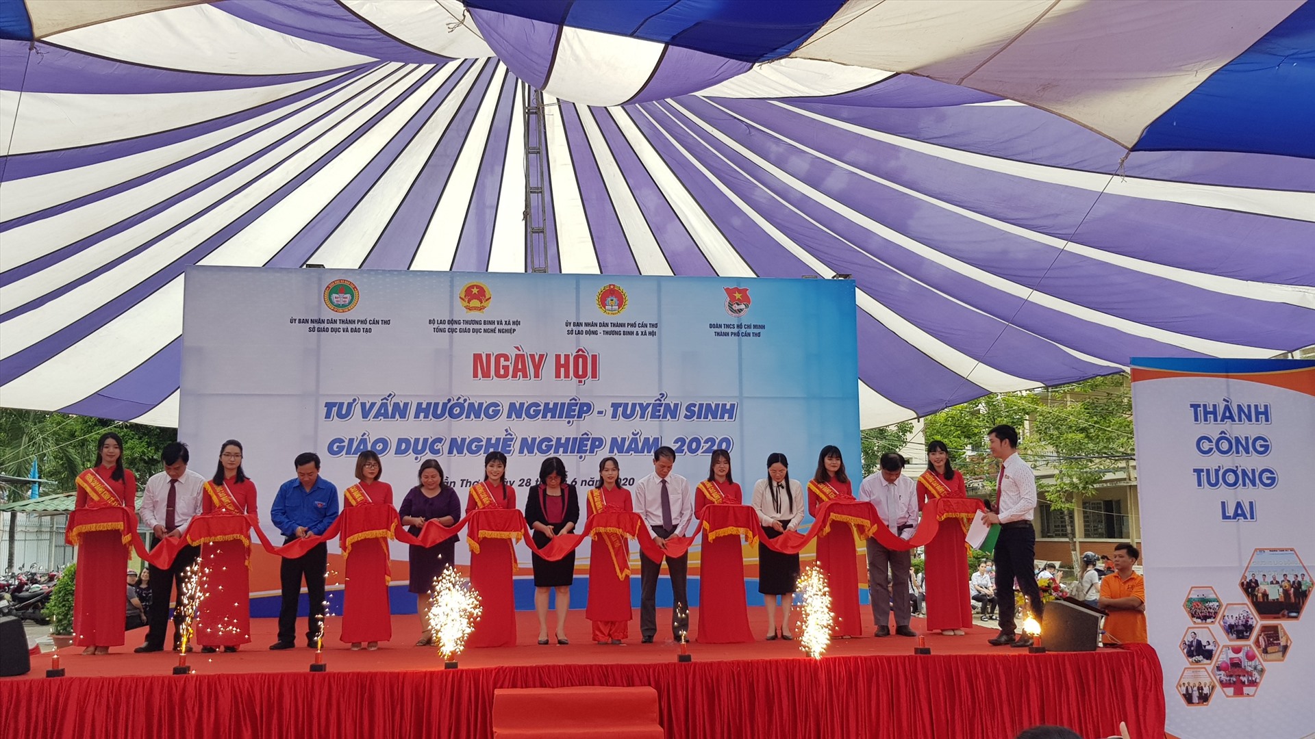 Lãnh đạo các đơn vị đăng cai cắt băng khai mạc ngày hội