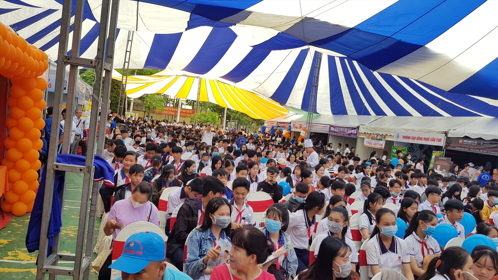 Đông đảo thanh niên, học sinh, sinh viên đến tham dự Ngày hội