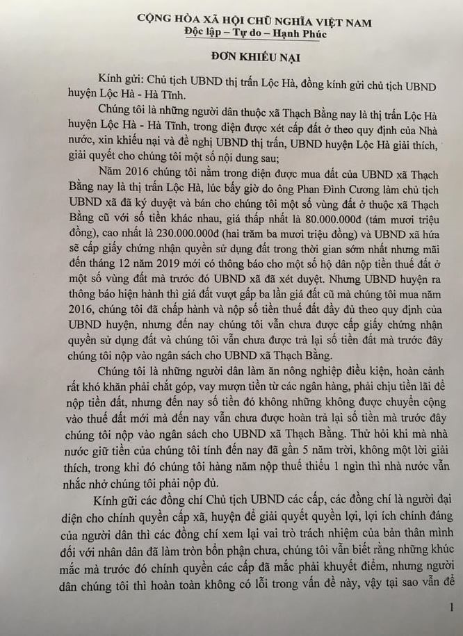 Đơn thư khiếu nại của người dân. Ảnh: Trần Tuấn.