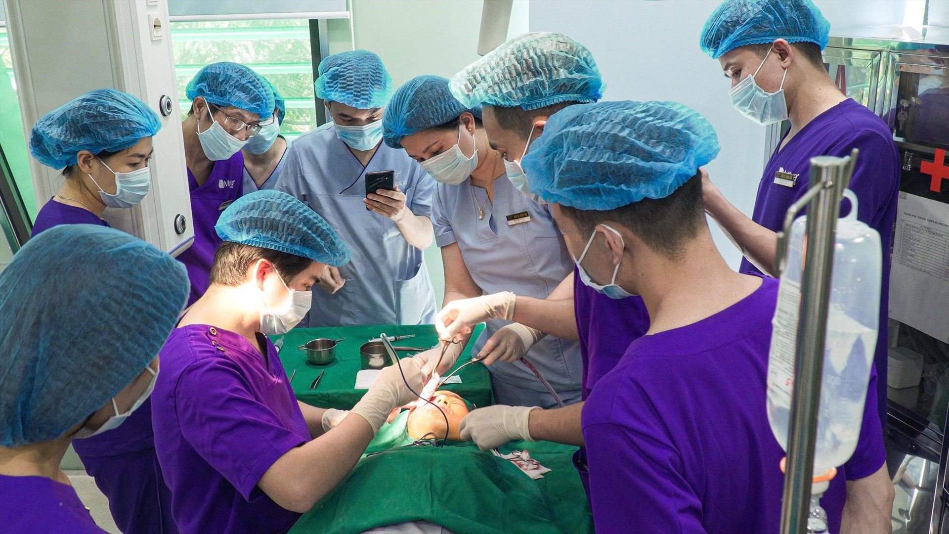 Các bác sĩ thực hiện ca phẫu thuật cho bệnh nhân H. Ảnh do bác sĩ cung cấp.