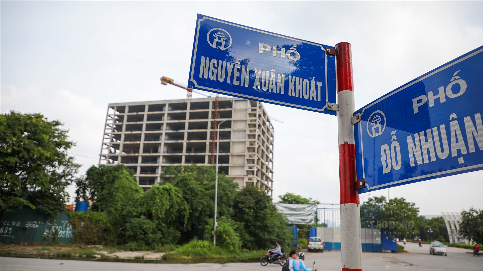 Đại diện BND phường Xuân Tảo khẳng định, trong quá trình chủ đầu tư xây dựng bệnh viện “nếu không phù hợp sẽ yêu cầu đi đánh giá tác động môi trường lại“. Ảnh: Phan Anh