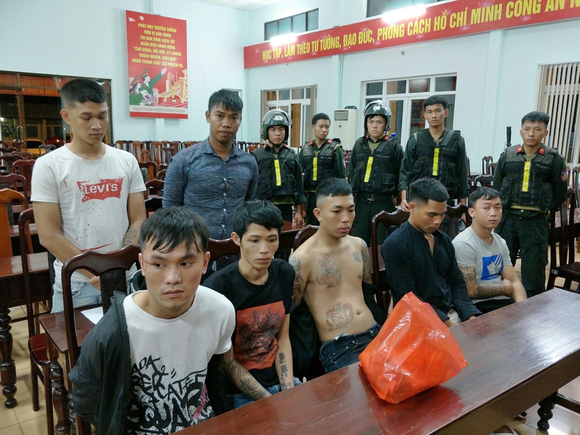 Một số thanh niên tham gia đánh nhau bị công an bắt giữ ngay trong đêm. Ảnh: Lin xong