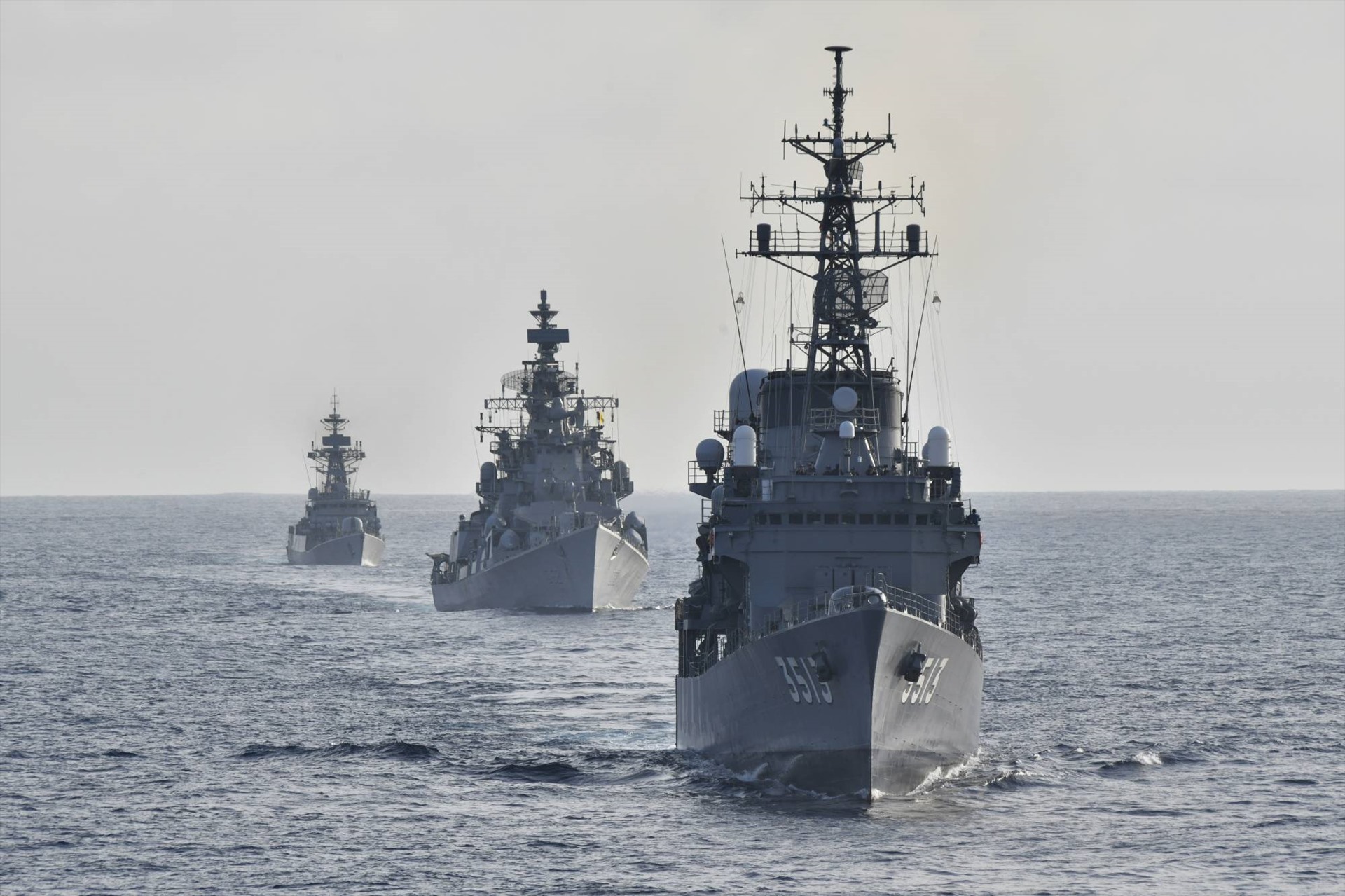 Hải quân Ấn Độ và Nhật Bản diễn tập ngày 27.6. Ảnh: JMSDF