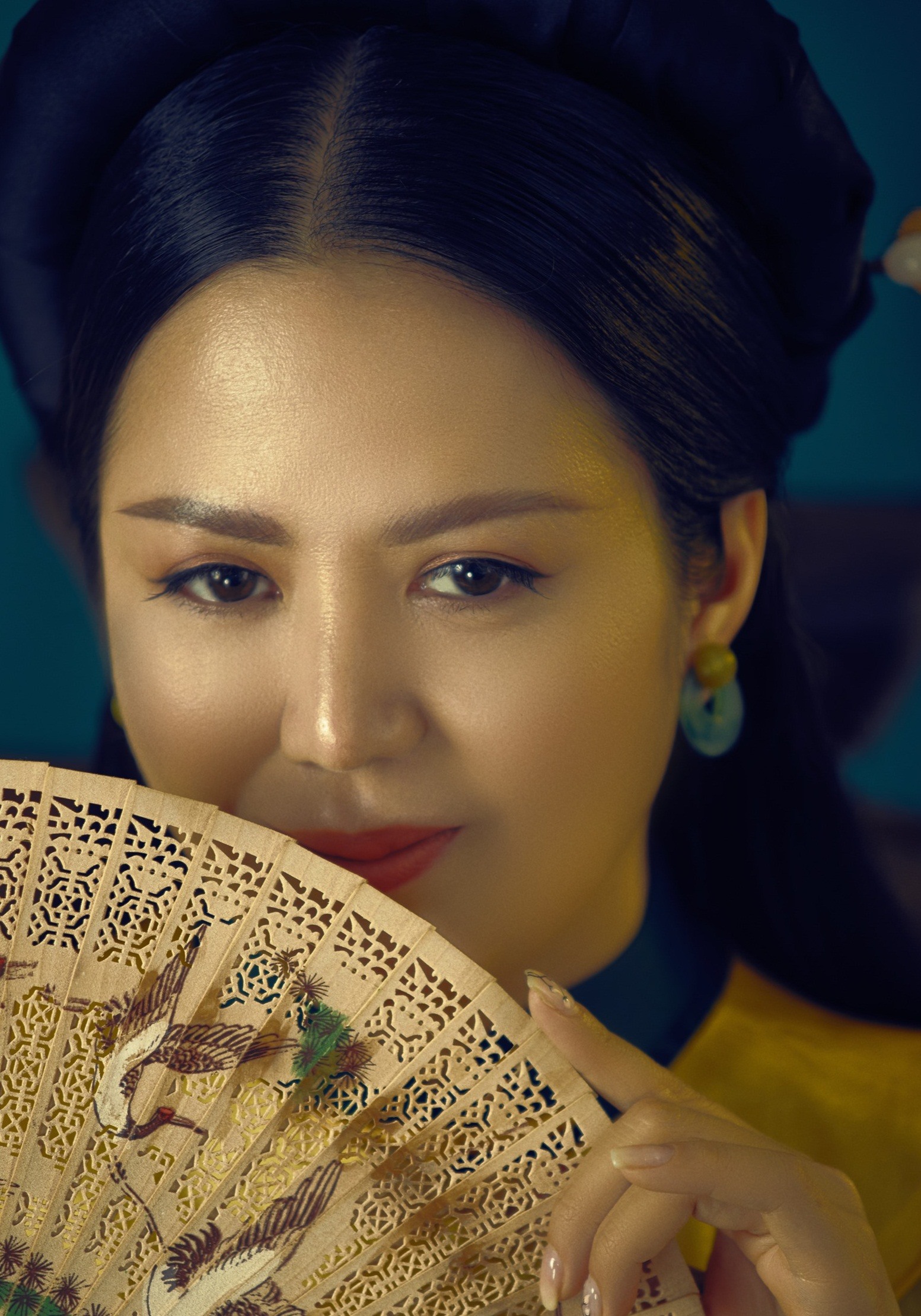Ca sĩ Đinh Hiền Anh đẹp nền nã trong bộ ảnh lấy cảm hứng từ tranh dân gian Tứ Bình. Ảnh: Zim Lục.