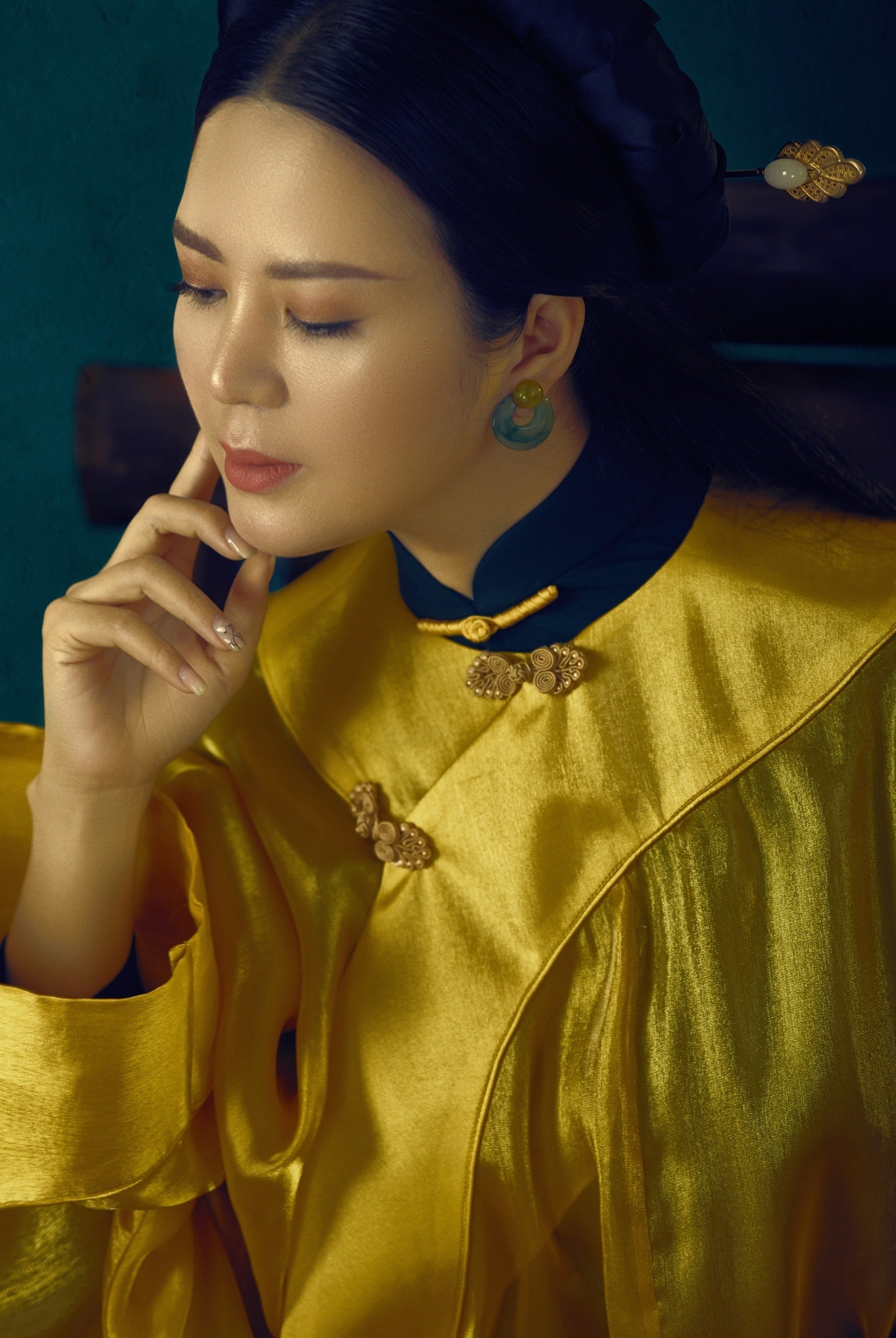 Đây cũng là bộ ảnh mừng tuổi mới của Đinh Hiền Anh.