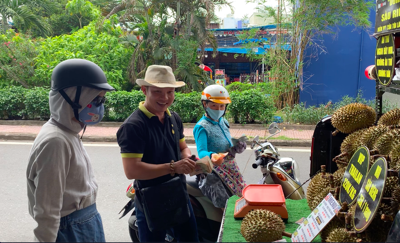 Mô hình bán sầu riêng của anh Ngọc được nhiều người dân thích thú, ghé mua. Ảnh: Ngọc Lê