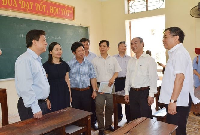 Kiểm tra công tác chuẩn bị thi THPT quốc gia tại Trường THPT Gia Lộc, Hải Dương. Ảnh: Huyên Nguyễn