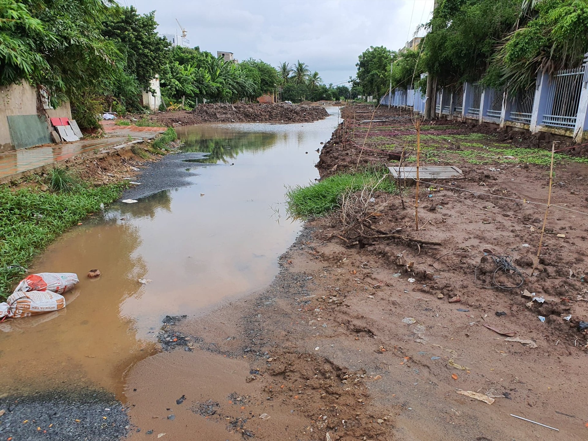 Dự án chậm tiến độ do vướng giải phóng mặt bằng nên thường xuyên bị ao tù nước đọng (ảnh Nhật Hồ)