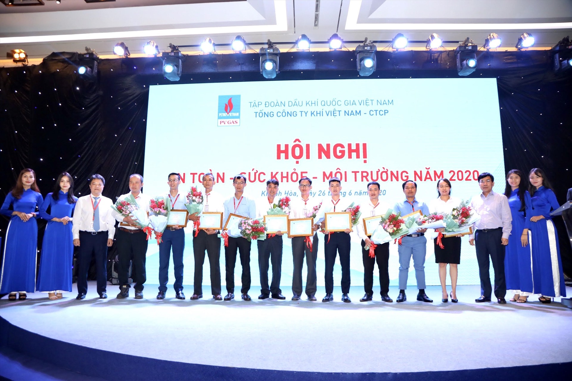Khen thưởng các cá nhân và tập thể xuất sắc