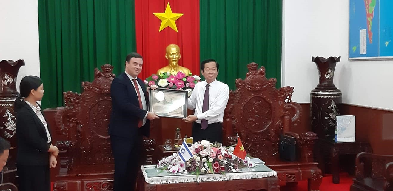 Món quà đặc biệt mang đậm hơi thở hồn quê của vùng đất Nam bộ được bán cho khách trong, ngoài tỉnh, các du khách nước ngoài. Tranh vỏ tràm Miệt Thứ vinh dự được UBND tỉnh Kiên Giang chọn làm quà tặng đại sứ quán Israel. Ảnh: Nguyên Anh