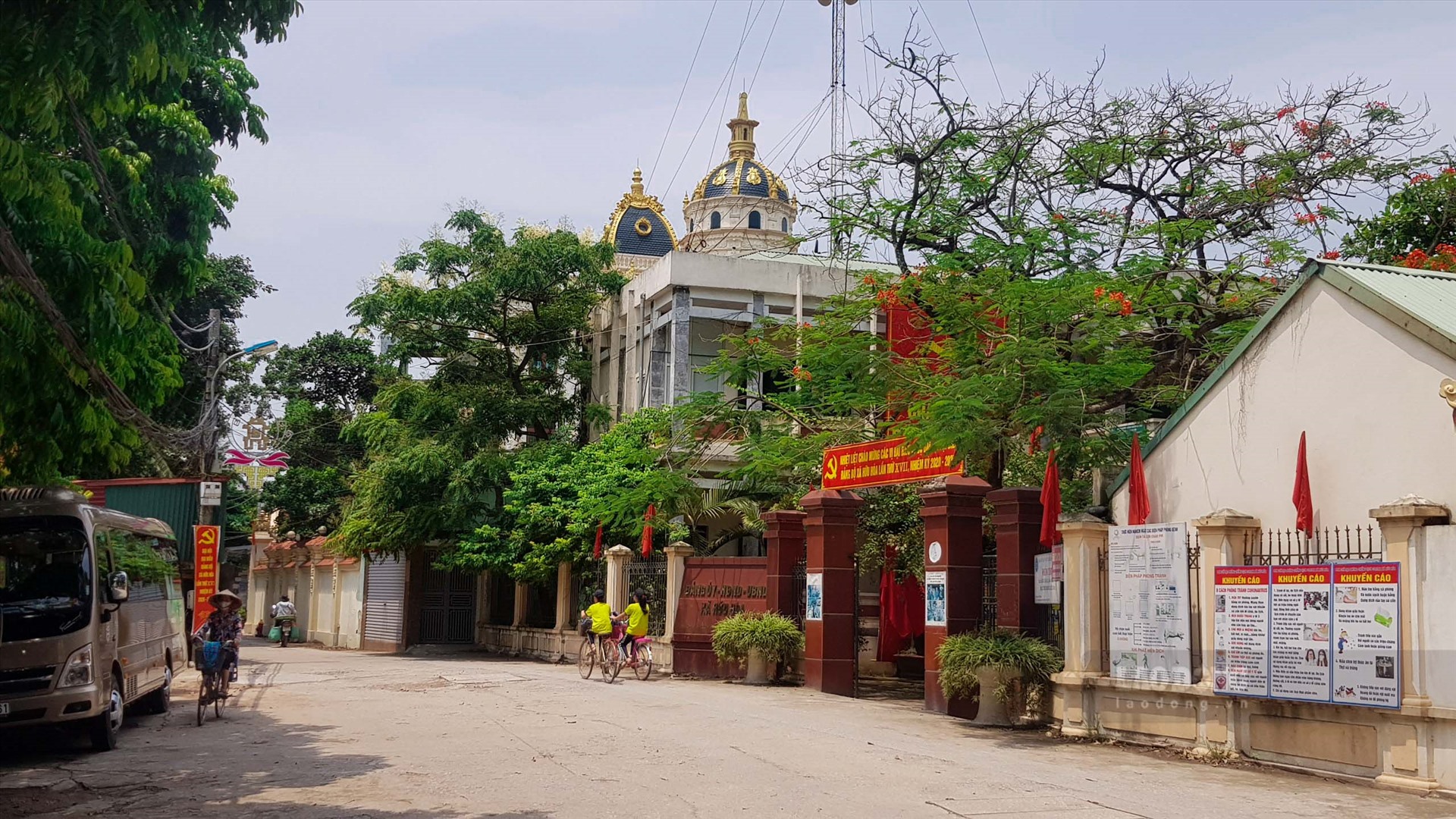 Đất trụ sở ở UBND xã Hữu Hoà cũng bị lấn chiếm. Ảnh: Phan Anh