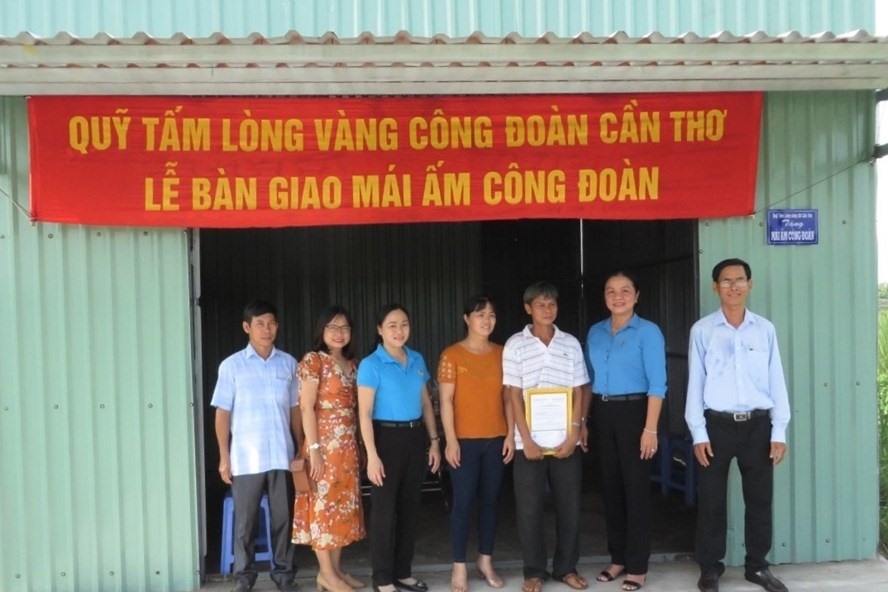 LĐLĐ TP.Cần Thơ trao mái ấm công đoàn cho đoàn viên có hoàn cảnh khó khăn về nhà ở. Ảnh: Thành Nhân