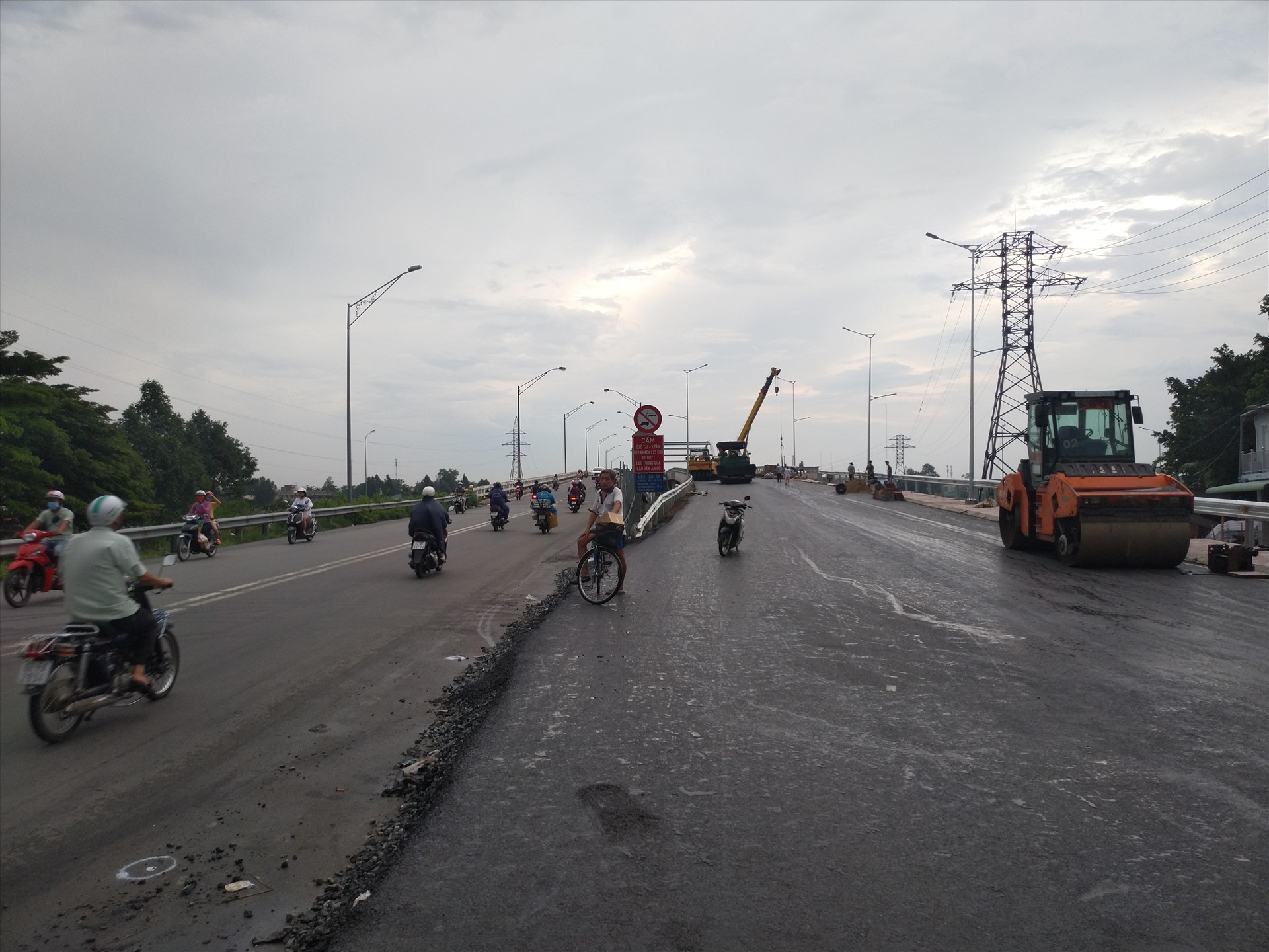 Cầu Tân An 4 đang khẩn trương hoàn thành. Ảnh: K.Q