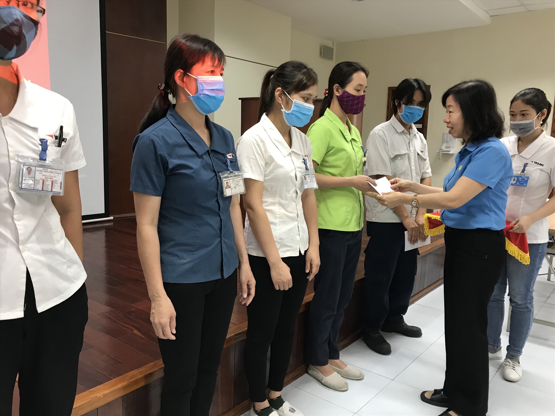 Đồng chí Hoàng Thị Hồng Hạnh - Chủ tịch công đoàn ngành công thương trao quà cho công nhân lao động. Ảnh: Bá Mạnh