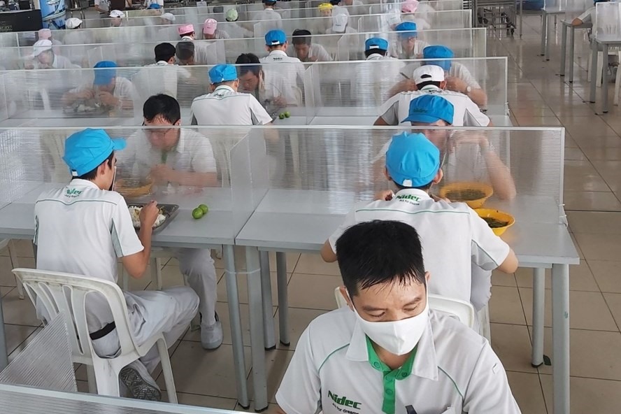 Nhiều CĐCS đã chủ động phối hợp với doanh nghiệp phòng chống dịch bệnh COVID-19 không để lây lan dịch bệnh trong doanh nghiệp, công nhân. Ảnh Nam Dương