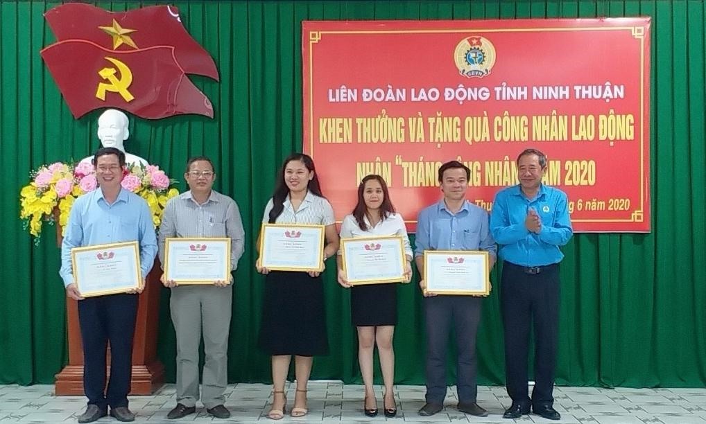 Tặng bằng khen cho các tập thể, cá nhân tiêu biểu trong tháng công nhân và phòng chống dịch COVID-19. Ảnh: Hồng Vân