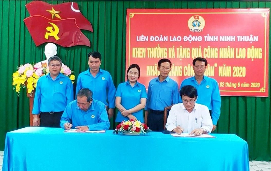 LĐLĐ Ninh Thuận và Công ty TNHH Phòng khám đa khoa Trà Sanh ký kết thỏa thuận chương trình phúc lợi đoàn viên. Ảnh: Hồng Vân