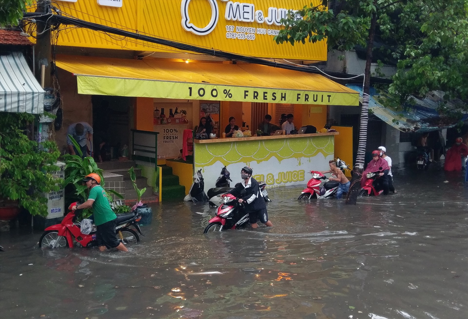 Theo ghi nhận, cơn mưa bắt đầu vào lúc 15h30 và ngày càng nặng hạt trong khoảng gần một giờ đã khiến cho đường Nguyễn Hữu Cảnh (quận Bình Thạnh) ngập sâu trong nước, nhất là đoạn ở khu vực chân cầu vượt.
