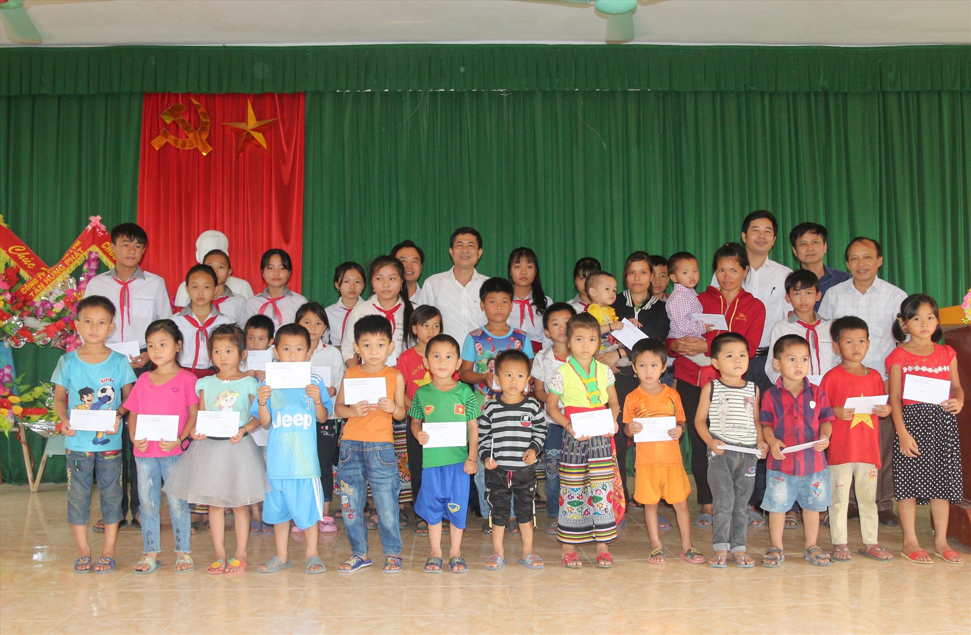 Lãnh đạo Sở GD-ĐT và lãnh đạo Công đoàn ngành giáo dục Nghệ An chia sẻ cùng các em học sinh khó khăn. Ảnh: Thu Thủy