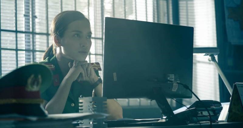 Nữ ca sĩ xóa mác bánh bèo khi khoác lên mình bộ trang phục của một trinh sát