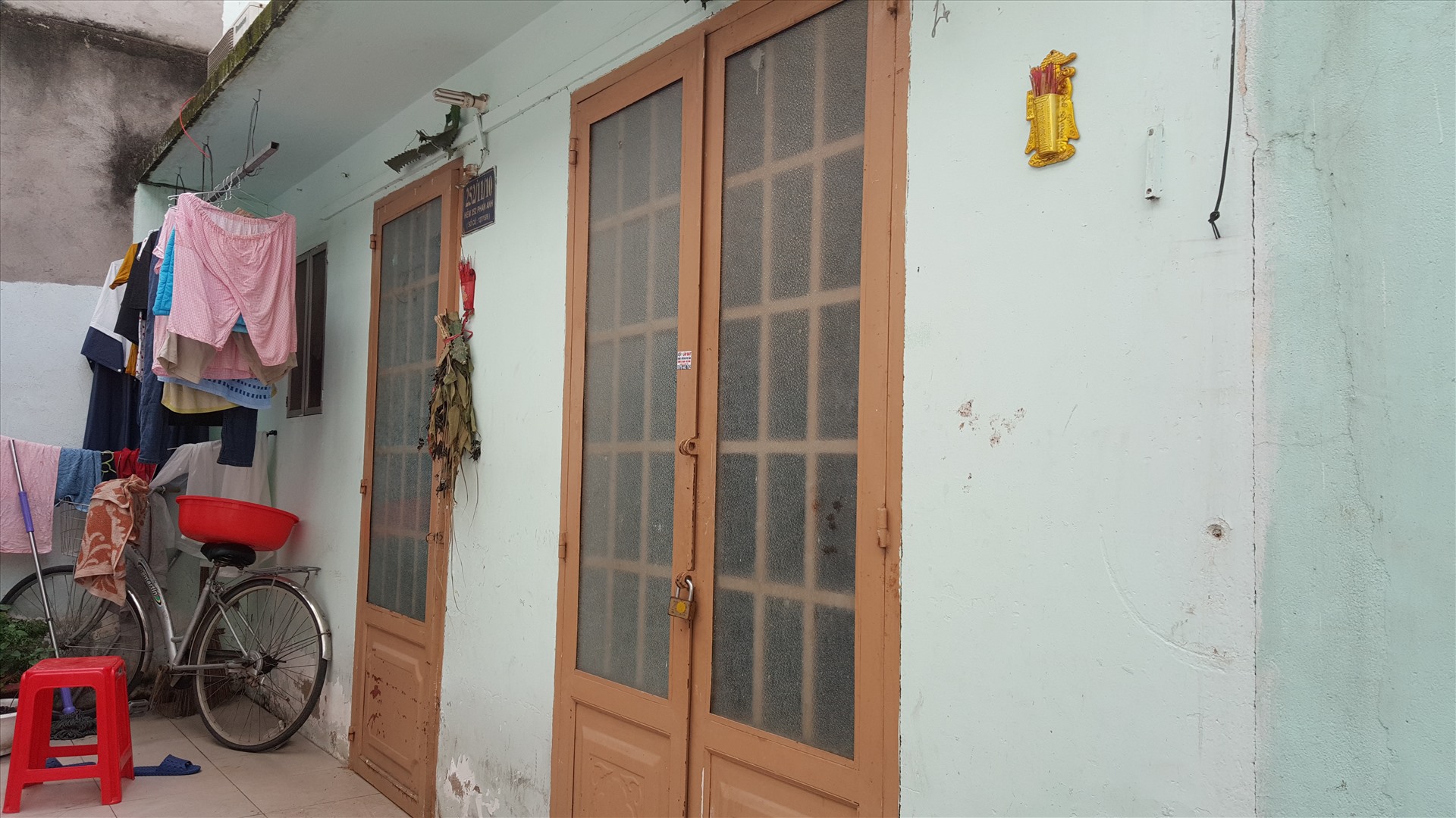 Căn nhà trọ nơi xảy ra vụ việc hiện đã đóng cửa, khoá từ bên ngoài. Ảnh: Hữu Huy
