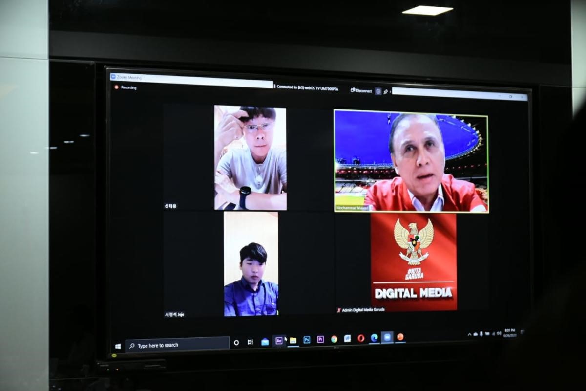 Cuộc họp trực tuyến giữa chủ tịch PSSI và ông Shin Tae-yong. Ảnh: PSSI
