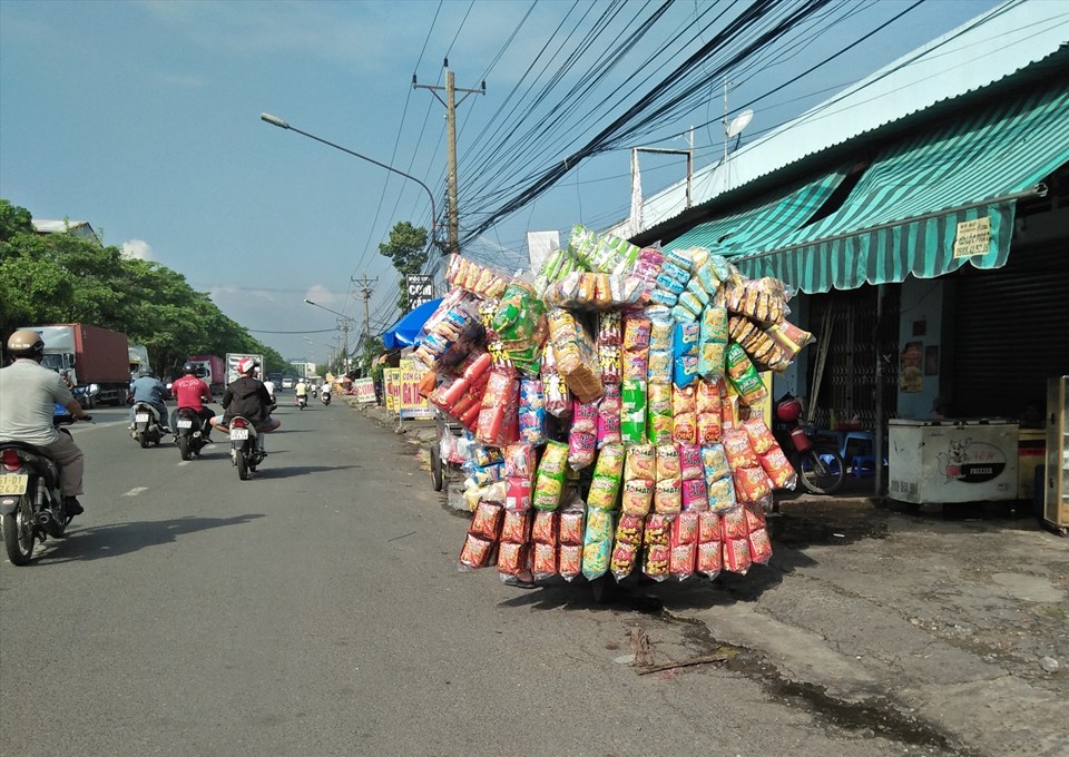 Hình ảnh chở hàng cồng kềnh, cha khuất tầm nhìn dễ gặp trên đường phố. Hình chụp trên đường số 10, Khu Công nghiệp Sóng Thần, Dĩ An, Bình Dương. Ảnh: Minh Khang Hình ảnh chở hàng cồng kềnh, cha khuất tầm nhìn dễ gặp trên đường phố. Hình chụp trên đường số 10, Khu Công nghiệp Sóng Thần, Dĩ An, Bình Dương. Ảnh: Minh Khang