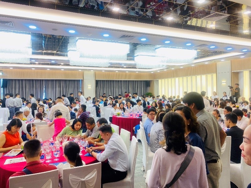 Khách hàng và chuyên viên tư vấn bật nhiệt với chính sách kích cầu của Chủ đầu tư tại Toà tháp biểu tượng của Đà Nẵng.