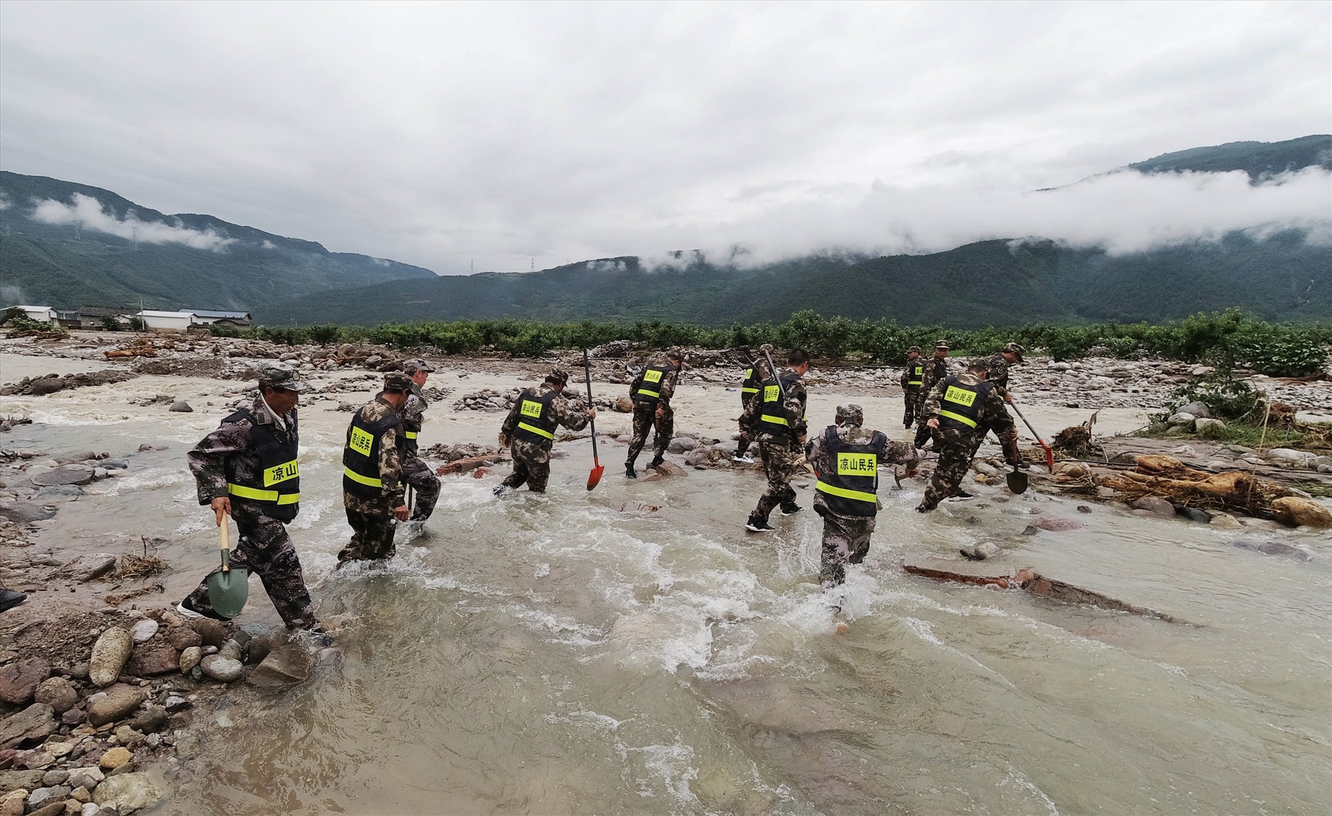 Cứu hộ ở Miện Ninh, Tứ Xuyên ngày 28.6.2020. Ảnh: Tân Hoa Xã