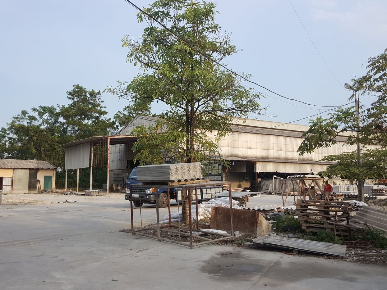 Khu vực nhà máy, xưởng sản xuất bro-ximăng, giày da, sản xuất giấy được cho là đã xả chất thải trực tiếp ra môi trường.