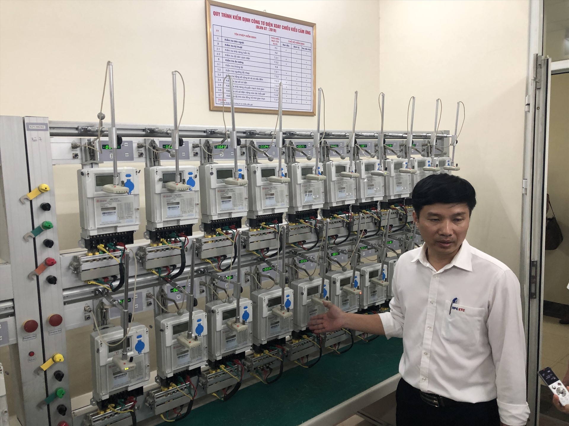 Đại diện Công ty Thí nghiệm điện cho biết, công nhân điện không thể can thiệp vào công tơ khi đã niêm phong. Ảnh: Ngô Cường