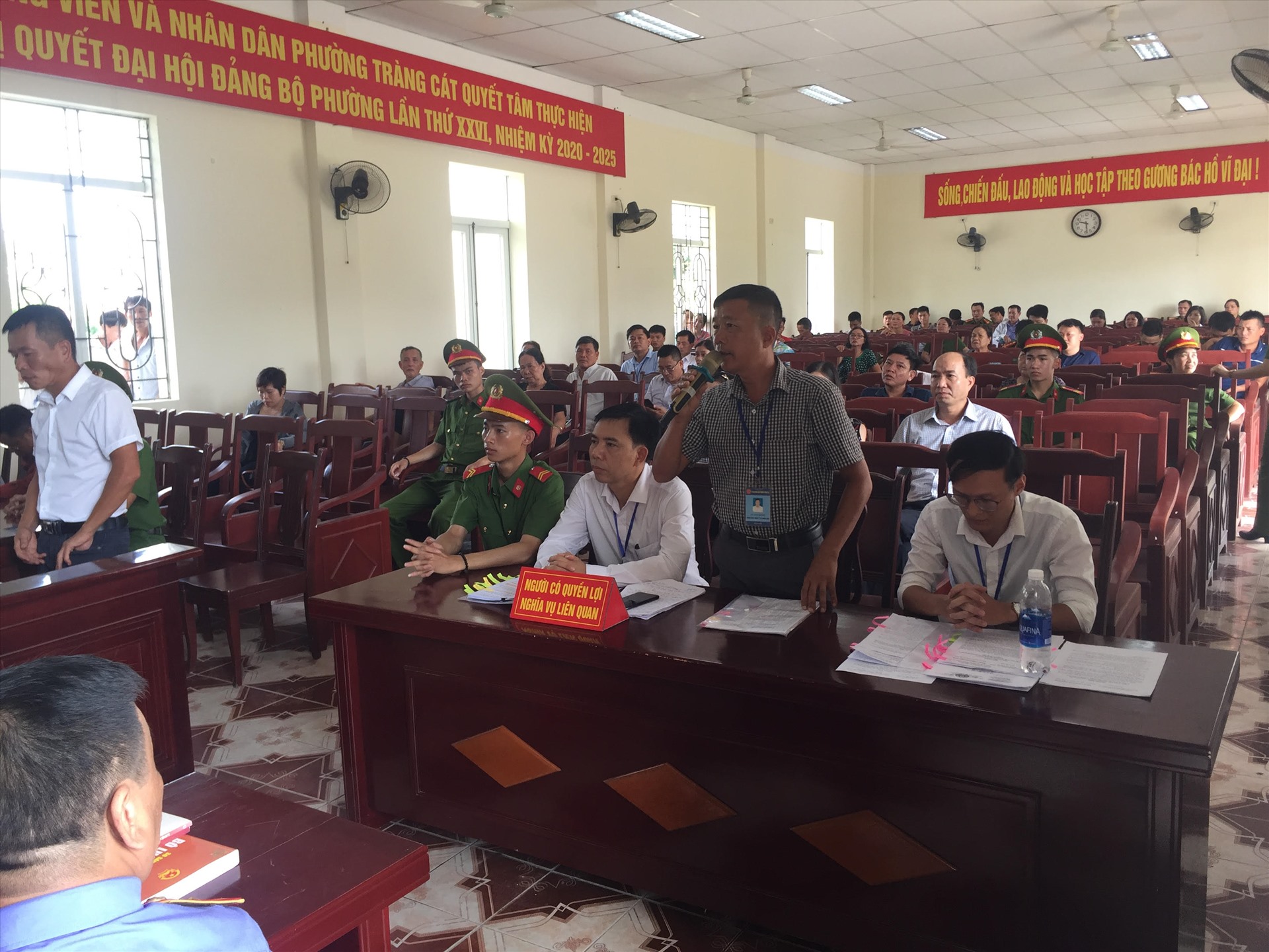 Các cán bộ phường Tràng Cát bị hành hung tại phiên tòa sáng 30.6 - ảnh HH
