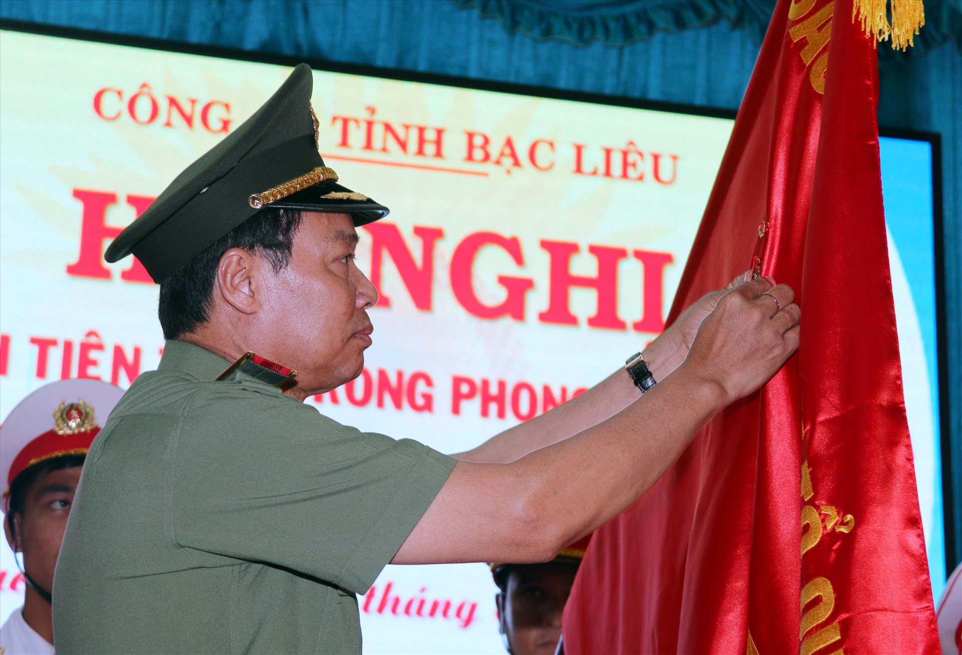 Thừa ủy quyền của Chủ tịch nước, Thứ trưởng Lê Tấn Tới trao Huân chương bảo vệ Tổ quốc hạng Nhì của Chủ tịch nước tặng Công an tỉnh Bạc Liêu (ảnh Nhật Hồ)