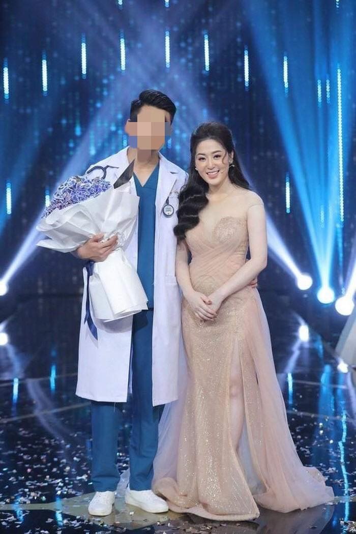 Nữ chính Thanh Tâm và nam thí sinh bác sĩ. Ảnh:CTCC