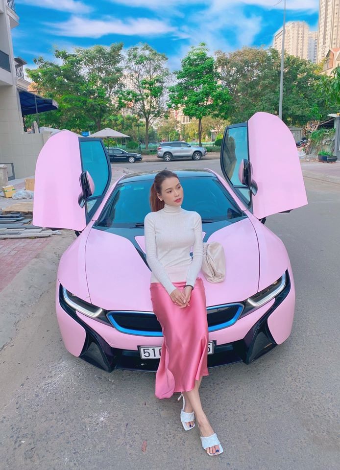 BMW i8 của Sam có giá 7,5 tỉ đồng. Ảnh: NSCC